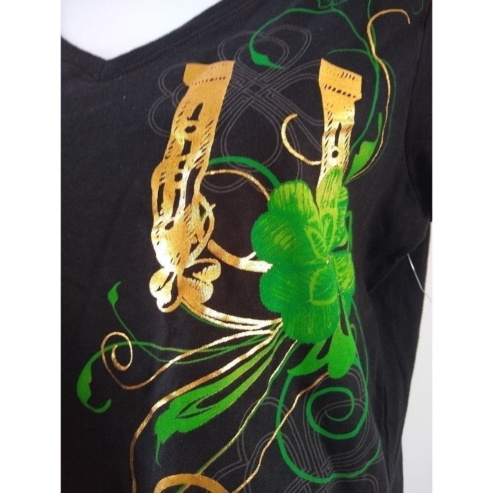 St. Patrick's Day V-Neck T-Shirt Medium (8/10) - Picture 2 of 7